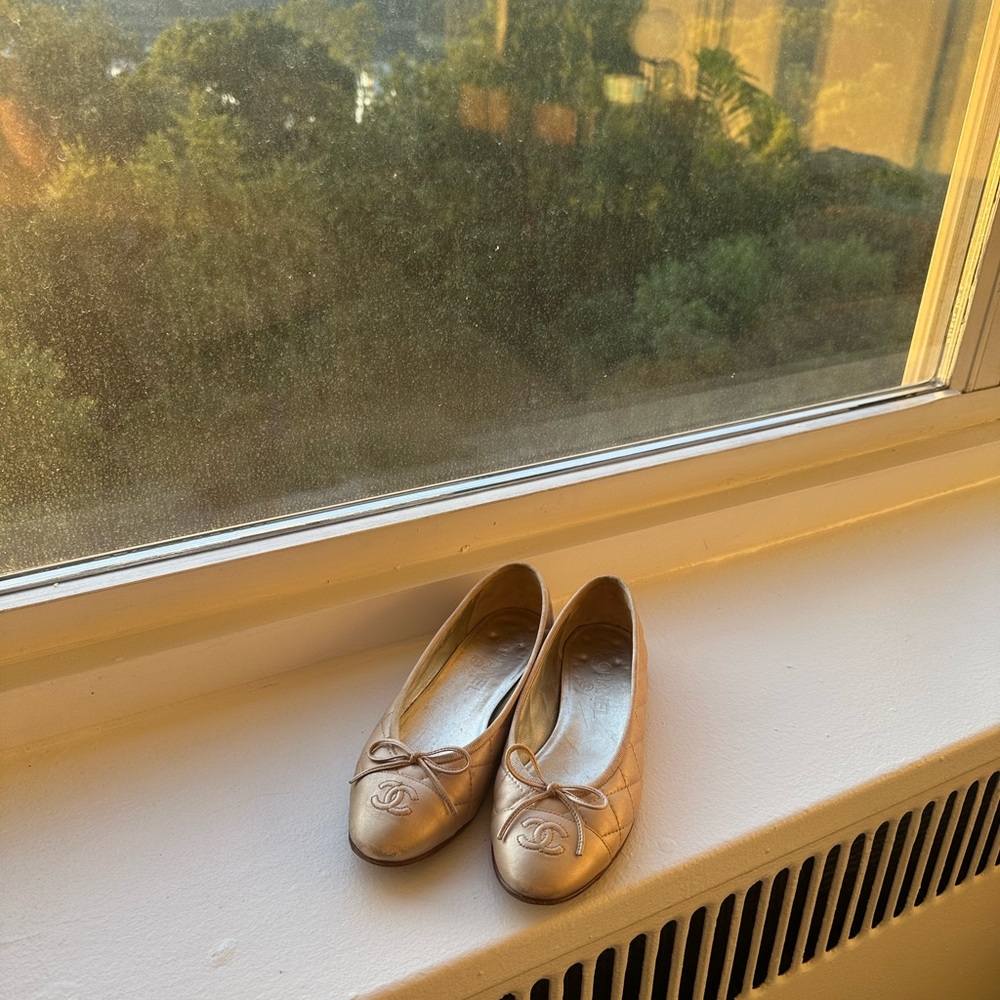 Quilted Chanel classic ballet flats in champagne gold metallic